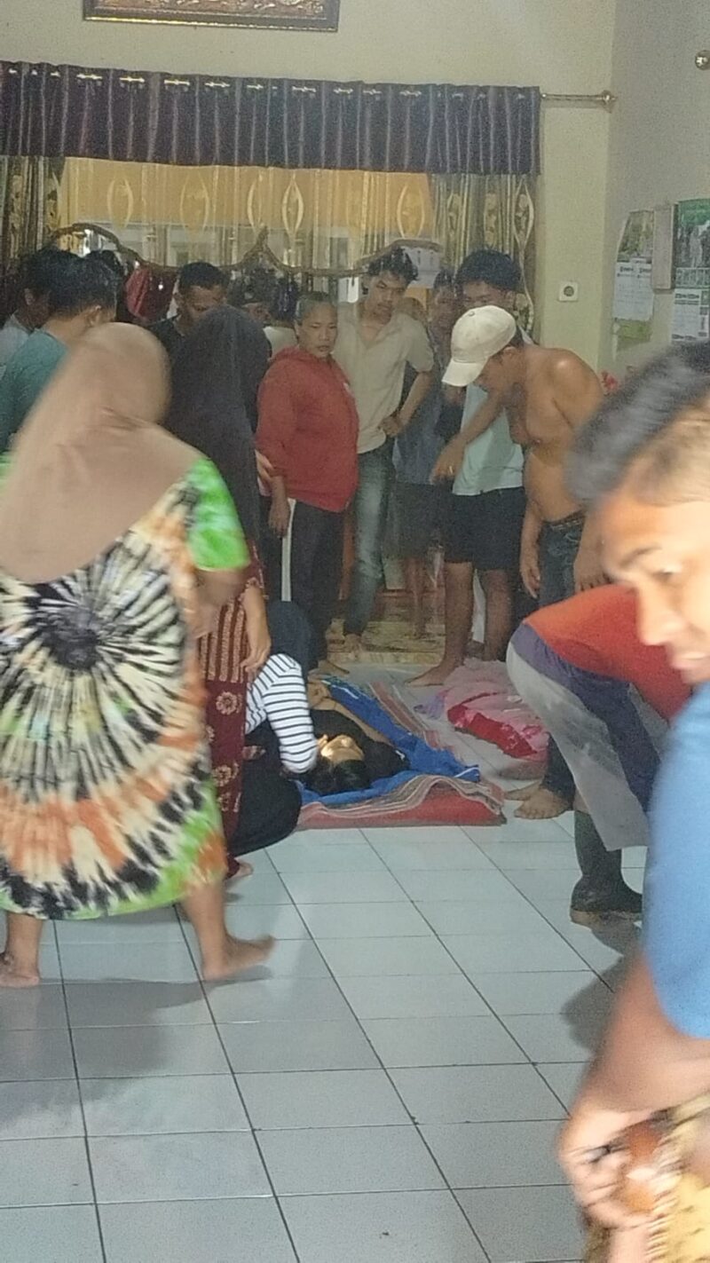 Foto : Korban Seorang Pemuda Gantung Diri Di Dalam Rumahnya Sehingga Ditemukan Telah Tewas.