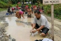 Foto : Jalan Provinsi Yang Bertulisan 