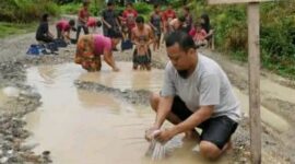 Foto : Jalan Provinsi Yang Bertulisan 