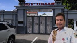 Foto : tampak dari depan SMA Negeri 1 Kabanjahe dan Kepala Sekolah Eddyanto Bangun, S.Pd, M.Si