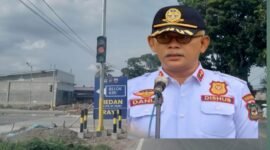 Foto : salah satu Tirffic Light yang berada di lintas parapat dan Kepala Dinas Perhubungan Pematang Siantar. 