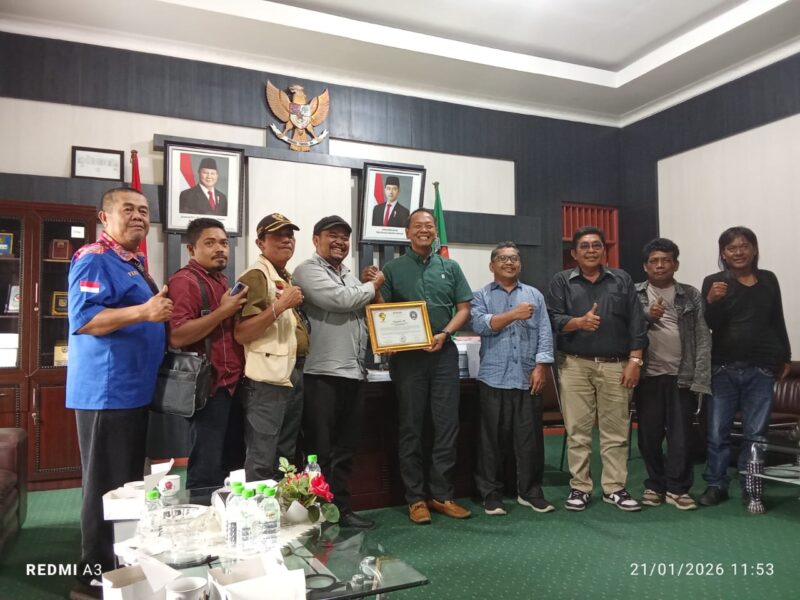 Foto : Pengurus IJRS dan Ketua DPRD Simalungun Sugiarto. 