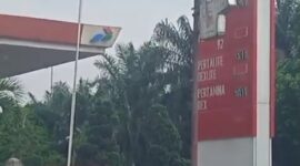 Foto : Bendera Merah Putih Terpantau Berkibar musti sudah sobek dan kusam 