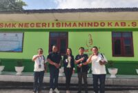 Foto : Tengah Kepala sekolah SMK Negeri 1 Simanindo (Perri Siagian S.Pd. M.Sn) bersama Team Semi Media Sumut 