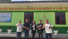 Foto : Tengah Kepala sekolah SMK Negeri 1 Simanindo (Perri Siagian S.Pd. M.Sn) bersama Team Semi Media Sumut 