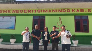 Foto : Tengah Kepala sekolah SMK Negeri 1 Simanindo (Perri Siagian S.Pd. M.Sn) bersama Team Semi Media Sumut 