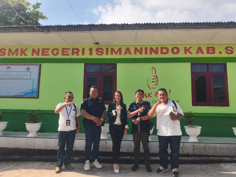 Foto : Tengah Kepala sekolah SMK Negeri 1 Simanindo (Perri Siagian S.Pd. M.Sn) bersama Team Semi Media Sumut 