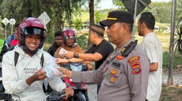Hari Ke-4 Ramadhan, Polres Langkat Konsisten Berbagi Takjil untuk Masyarakat