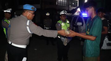 Hari ke-7 Ramadhan, Sahur On The Road Serentak Seluruh Jajaran Polres Langkat Berbagi Nasi Sahur