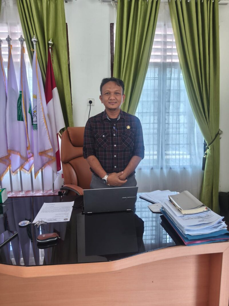 Foto : Kepala sekolah SMKN 1 Sirapit Suryaman Amipriono M.Pd