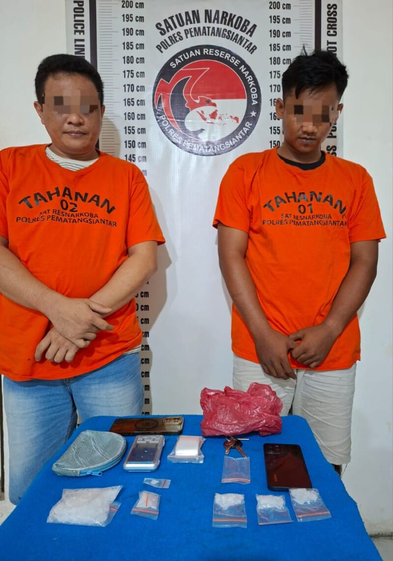 Foto : Kedua tersangka dan sejumlah barang bukti. 