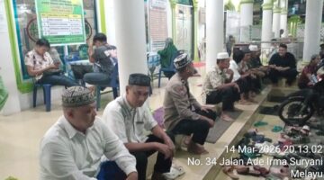 Ciptakan Kebersamaan Wakapolsek Siantar Utara Bersama Personil Sholat Tarawih Berjamah di Mesjid Al-Hanif 
