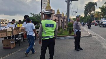 Sat Lantas Polres Pematangsiantar Gatur Lalin Pembagian Takjil Depan Vihara Vidya Maitreya 