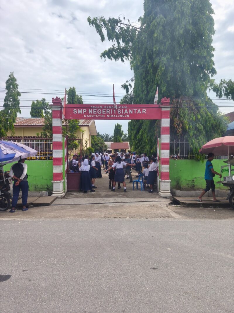 Foto SMP N 1 Siantar yang berada di Bata enam Nagori Sitalasari. 