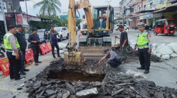 Sat Lantas Polres Pematangsiantar Survey Perbaikan Jalan Rusak dan Amblas di Jalan Gereja