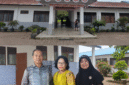 Foto : gambar atas SMA N 1 Tanah Jawa, tampak sebelah kiri Bu Rani Pangaribuan di dampingi suami, sebelah kanan kepala sekolah SMA N 1 Tanah Jawa Ramanyati Lubis S.Pd., M.Pd