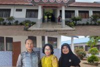 Foto : gambar atas SMA N 1 Tanah Jawa, tampak sebelah kiri Bu Rani Pangaribuan di dampingi suami, sebelah kanan kepala sekolah SMA N 1 Tanah Jawa Ramanyati Lubis S.Pd., M.Pd
