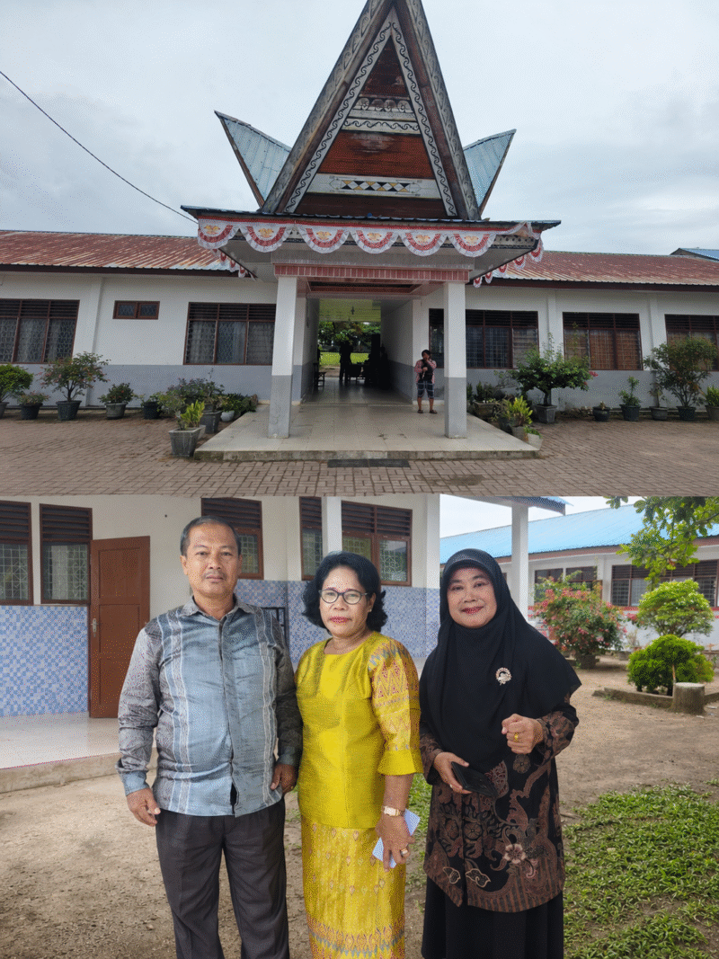 Foto : gambar atas SMA N 1 Tanah Jawa, tampak sebelah kiri Bu Rani Pangaribuan di dampingi suami, sebelah kanan kepala sekolah SMA N 1 Tanah Jawa Ramanyati Lubis S.Pd., M.Pd