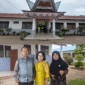 Foto : gambar atas SMA N 1 Tanah Jawa, tampak sebelah kiri Bu Rani Pangaribuan di dampingi suami, sebelah kanan kepala sekolah SMA N 1 Tanah Jawa Ramanyati Lubis S.Pd., M.Pd