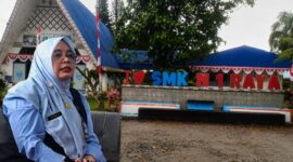 Foto istimewah : SMK Negeri 1 Raya dan Kepsek SMK Dwi Rahayu S.Pd., M.M
