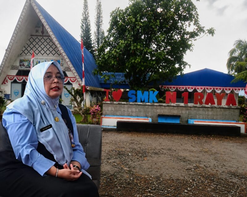 Foto istimewah : SMK Negeri 1 Raya dan Kepsek SMK Dwi Rahayu S.Pd., M.M