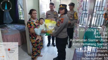 Kapolsek Siantar Utara Jumat Curhat Kamtibmas dan Berikan Bantuan kepada Balita Stunting