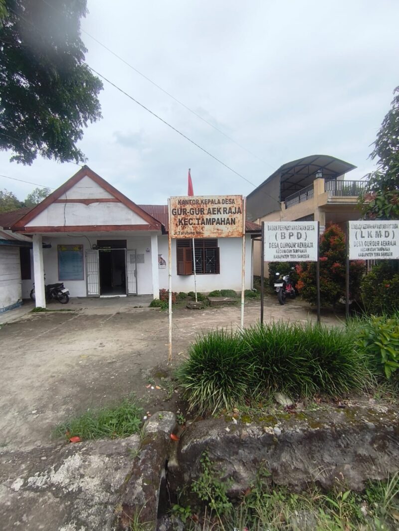 Foto istimewah kantor kepala desa Gurgur aek raja. 