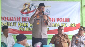 Kapolres Langkat Serahkan Kunci Rumah Hasil Bedah Rumah kepada Ibu Ginah, Wujud Nyata Kepedulian Polri di Hari Bhayangkara Ke-80