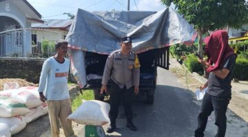 Bhabinkamtibmas Dampingi Penjualan Jagung Petani Binaan Kapolseķ Siantar Marihat 