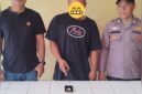Foto tengan VM terduga pelaku miliki sabu satu klip. 