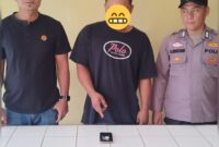 Foto tengan VM terduga pelaku miliki sabu satu klip. 