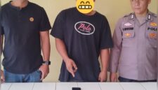Foto tengan VM terduga pelaku miliki sabu satu klip. 