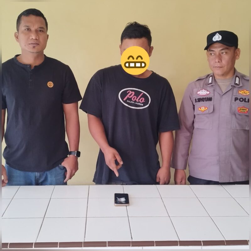 Foto tengan VM terduga pelaku miliki sabu satu klip. 