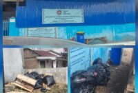 Foto : SPPG Yayasan Pangan Karo Toba Seribu Dolok, sampah menumpuk di depan bangunan. 