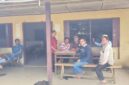 Foto : Warga Nagori Siboras saat berada di warung 
