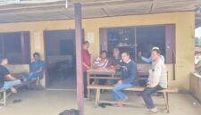 Foto : Warga Nagori Siboras saat berada di warung 