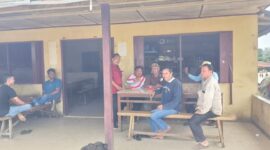 Foto : Warga Nagori Siboras saat berada di warung 