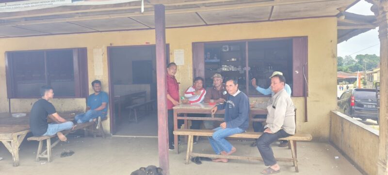 Foto : Warga Nagori Siboras saat berada di warung 