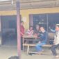 Foto : Warga Nagori Siboras saat berada di warung 