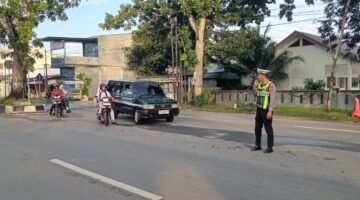 Bantu Penyeberangan Siswa Sekolah dan Urai Kemacetan, Polres Langkat Gelar Strong Point Pagi