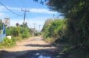 Foto : Jalan menuju Nagori Hinalang, Kecamatan Purba, Simalungun, dikeluhkan warga rusak parah. Lubang, bebatuan dan genangan mengganggu mobilitas, sementara akses anak sekolah dan pengangkutan hasil pertanian ikut terdampak.Minggu (30/08/2026) 