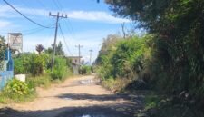 Foto : Jalan menuju Nagori Hinalang, Kecamatan Purba, Simalungun, dikeluhkan warga rusak parah. Lubang, bebatuan dan genangan mengganggu mobilitas, sementara akses anak sekolah dan pengangkutan hasil pertanian ikut terdampak.Minggu (30/08/2026)