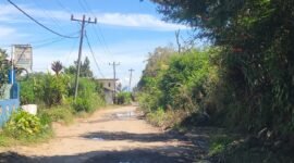 Foto : Jalan menuju Nagori Hinalang, Kecamatan Purba, Simalungun, dikeluhkan warga rusak parah. Lubang, bebatuan dan genangan mengganggu mobilitas, sementara akses anak sekolah dan pengangkutan hasil pertanian ikut terdampak.Minggu (30/08/2026) 