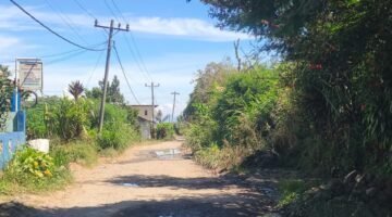 Foto : Jalan menuju Nagori Hinalang, Kecamatan Purba, Simalungun, dikeluhkan warga rusak parah. Lubang, bebatuan dan genangan mengganggu mobilitas, sementara akses anak sekolah dan pengangkutan hasil pertanian ikut terdampak.Minggu (30/08/2026) 