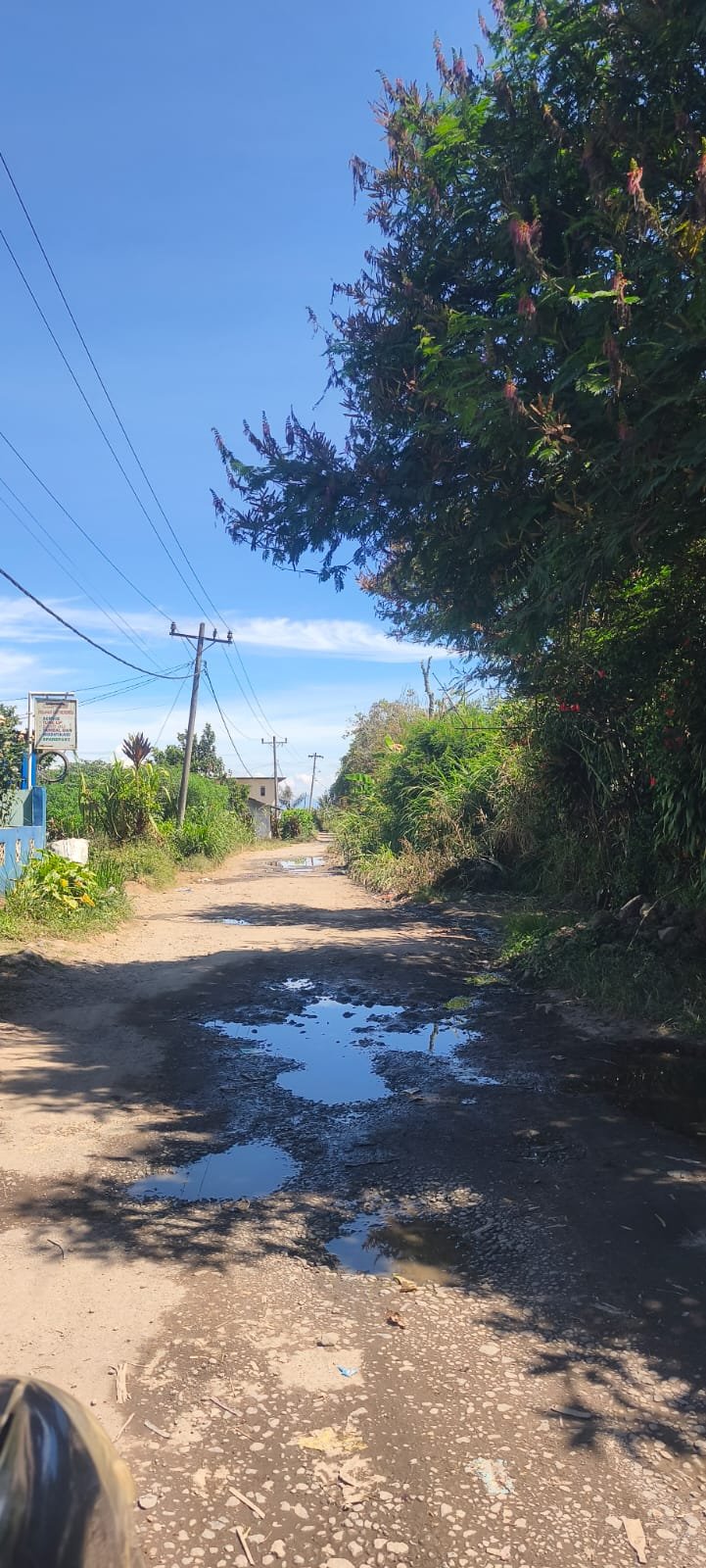 Foto : Jalan menuju Nagori Hinalang, Kecamatan Purba, Simalungun, dikeluhkan warga rusak parah. Lubang, bebatuan dan genangan mengganggu mobilitas, sementara akses anak sekolah dan pengangkutan hasil pertanian ikut terdampak.Minggu (30/08/2026) 