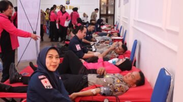 Sambut Hari Jadi Polwan Ke-78 Kapolres Binjai dan Ketua Bhayangkari cabang binjai Donorkan Darah untuk Kemanusiaan