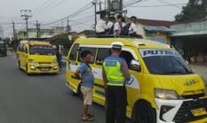 Sat Lantas Polres Pematangsiantar Edukasi Supir Angkutan Tidak Naikkan Penumpang ke Atas Atap Kendaraan. 