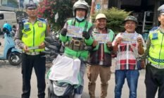 Polantas Karib, Sat Lantas Polres Pematangsiantar Bagikan Stiker Tertib Berlalu Lintas