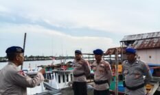 Patroli Sambang Nelayan, Satpolairud Polres Langkat Sampaikan Imbauan Waspada Cuaca Ekstrem