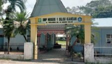 Foto : tak dari depan SMP N 1 Silau Kahean